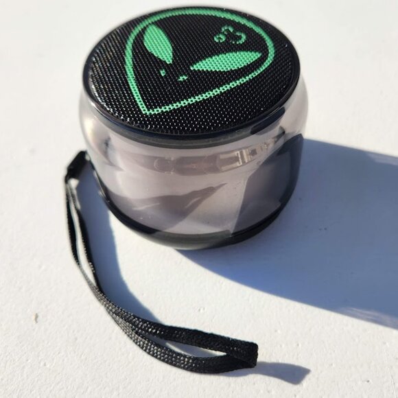 New Alien Bluetooth Portable Speaker LED Lights Rechargeable Battery - Recharges - Picture 1 of 9